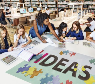 öğretmen okulda öğrenciler ile