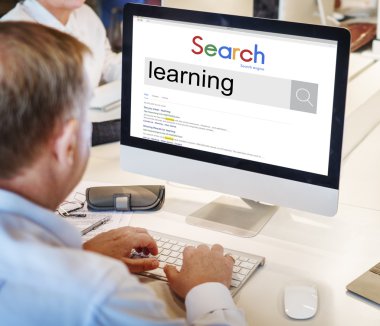 Olgun iş adamı bilgisayarda çalışıyor.