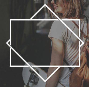 arka plan üzerinde kaykay ile genç kız