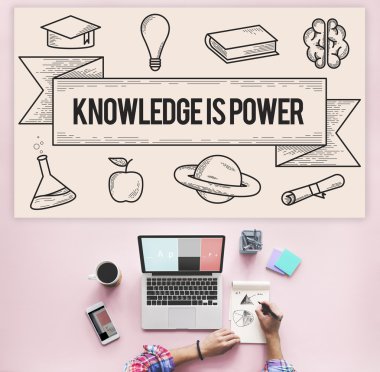 dizüstü bilgisayar kullanan adam