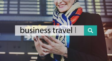 mobile ile gülümseyen kadın