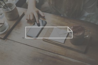 Akıllı telefon kullanan genç kız.