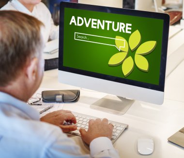 Olgun iş adamı bilgisayarda çalışıyor.