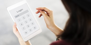 Dijital tablet kullanan kız