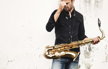Saksafon tutan jazzman