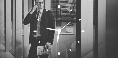 İş adamı telefonda konuşuyor. 