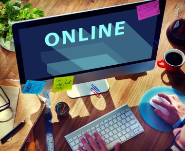 Bilgisayar kullanan adam