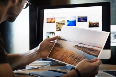 Bilgisayarla çalışma fotoğrafçı
