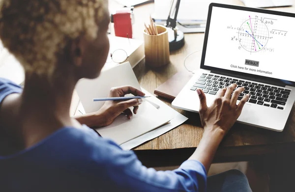 Vrouw werkt met laptop — Stockfoto