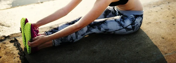 Mujer haciendo yoga —  Fotos de Stock