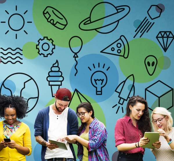 Studenten met digitale apparaten — Stockfoto