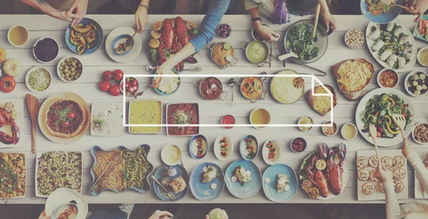 Tisch mit Essen und Rahmenkonzept — Stockfoto