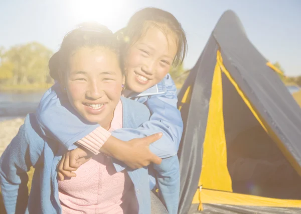 Монгольська дівчаток разом на відкритому повітрі — стокове фото