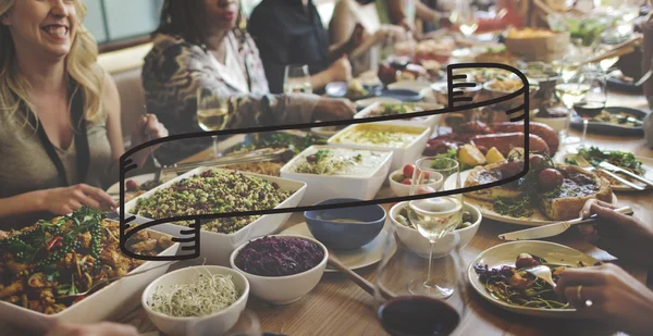 Pessoas sentadas à mesa e comendo — Fotografia de Stock
