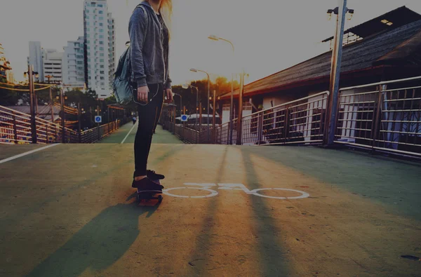 Mulheres jovens e skate — Fotografia de Stock