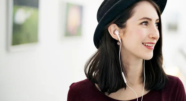 Luisteren muziek meisje in oortelefoons — Stockfoto