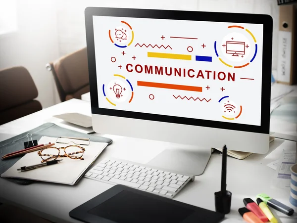 Bilgisayar ofis masasında.