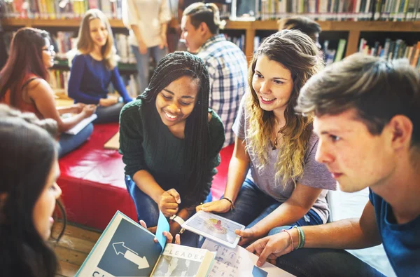 Studenten studieren am College — Stockfoto