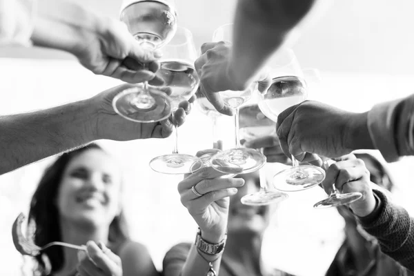 Menschen jubeln am Tisch — Stockfoto