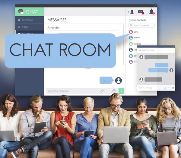 Ihmiset istuvat laitteiden ja Chat Room — kuvapankkivalokuva