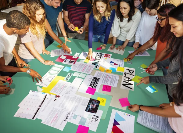 Studenti che lavorano al piano creativo — Foto Stock