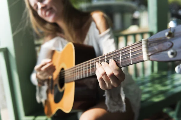 Красуня дівчина з гітарою — стокове фото