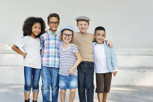 Çocuklar gülüyor ve eğlenin