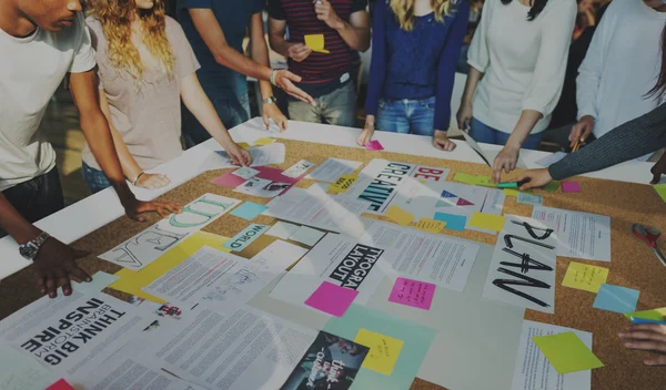 Estudiantes que trabajan en plan creativo — Foto de Stock