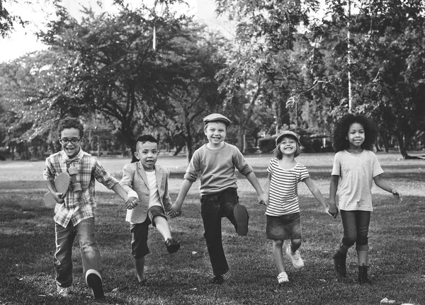 Çocuklar gülüyor ve eğlenin — Stok fotoğraf