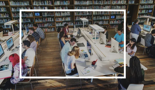 Studenti che utilizzano i computer nella biblioteca universitaria — Foto Stock