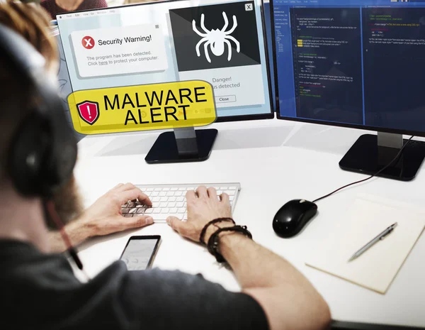 Hombre de negocios que trabaja en la computadora con Malware Alert —  Fotos de Stock