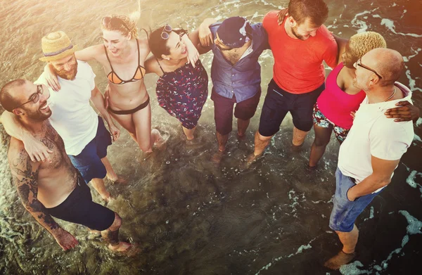 Amigos en la playa de verano —  Fotos de Stock