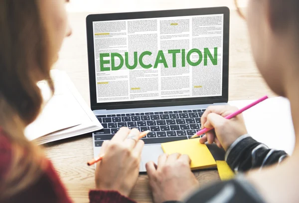 Studentinnen schreiben Notizen — Stockfoto