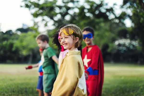 Дети-супергерои играют под открытым небом — стоковое фото
