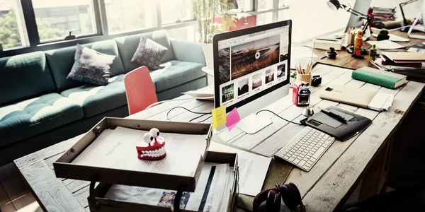 Lugar de trabajo con ordenador para Startup — Foto de Stock