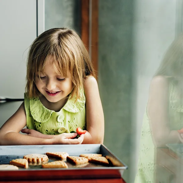 Menina fazendo Cookie — Fotografia de Stock