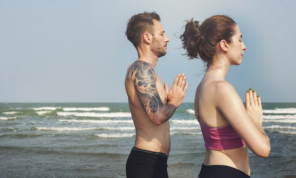 Пара займається вправами йоги — стокове фото