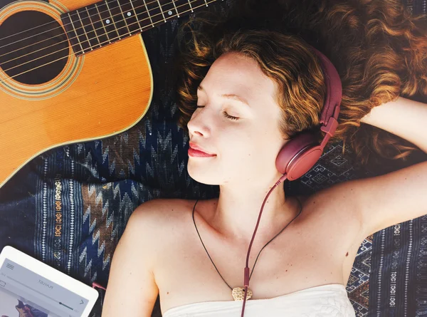 Zenét hallgató lány — Stock Fotó