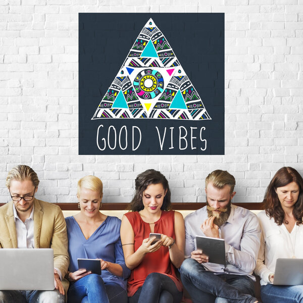 люди сидят с устройствами и хорошими вибрациями
