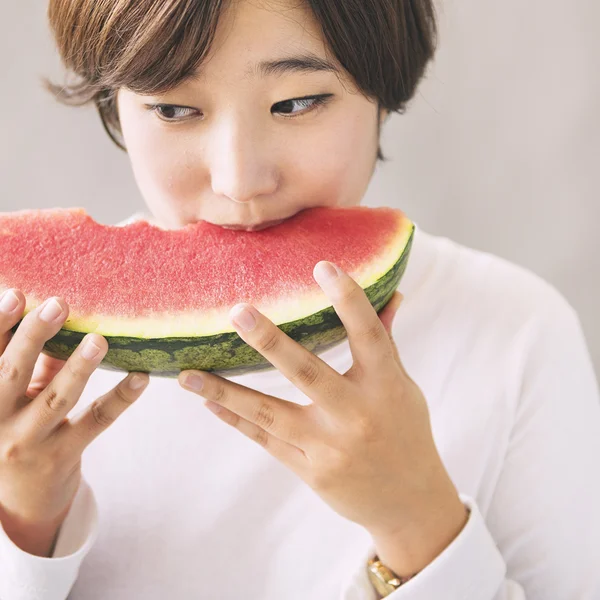 Ázsiai nő eszik görögdinnye — Stock Fotó