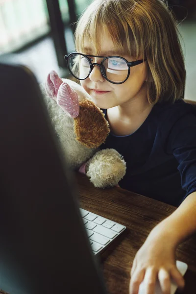 Meisje spelen met computer — Stockfoto