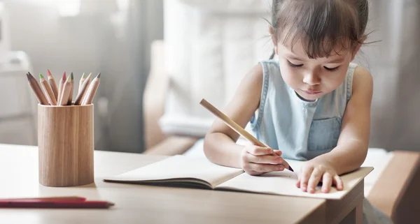 Kleines Mädchen zeichnet — Stockfoto