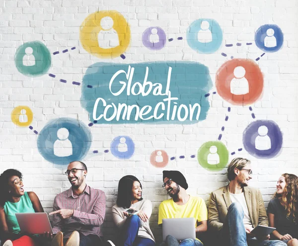 Vrienden in de buurt van muur met Global Connection — Stockfoto