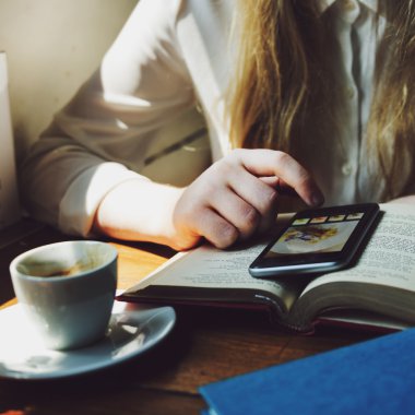 Akıllı telefon kullanan genç kız.