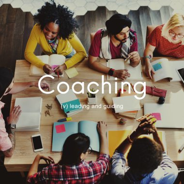 Üniversite öğrencileri birlikte beyin fırtınası