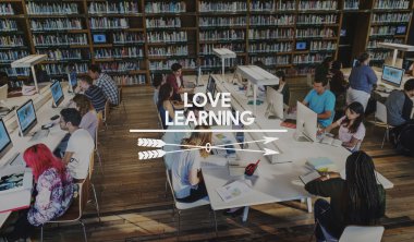 Üniversite kitaplığında bilgisayarlar kullanan öğrenciler