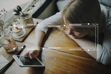 Akıllı telefon kullanan genç kız.