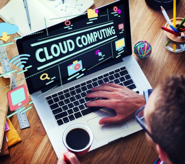 dizüstü bilgisayar kullanan adam 