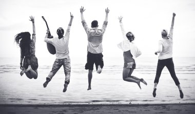 plaj keyfi yerinde arkadaşlar