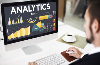 Bilgisayarda çalışan iş adamı